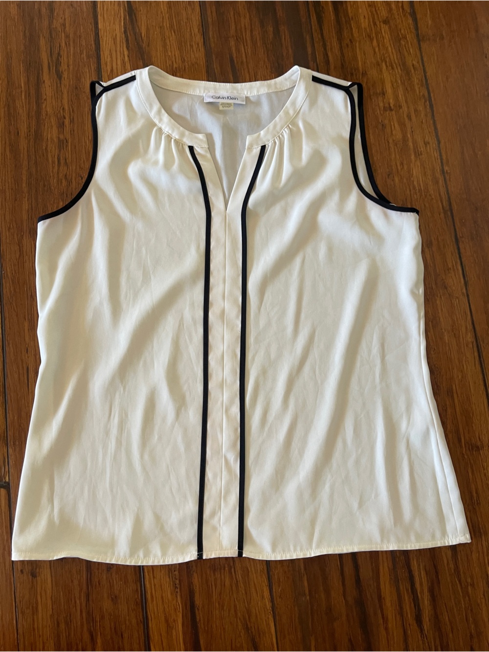 Calvin Klein Women’s White Sleeveless Shell with Black Trim Size: Small
